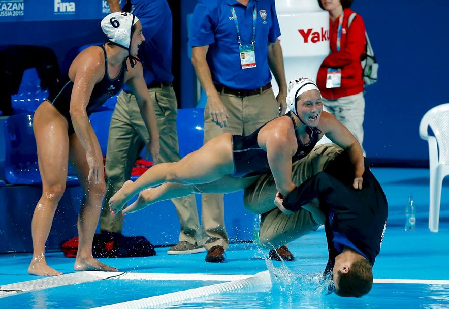 7 agosto - Le pallanuotiste statunitensi spingono in piscina il trainer Adam Krikorian dopo aver sconfitto l&#39;Olanda e aver vinto la medaglia d&#39;oro ai Campionati Mondiali di Kazan (Reuters) 